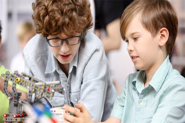 博讯飞机器人教育